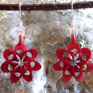 Flower-like 20mm red nylon earrings with 7-fold symmetry.